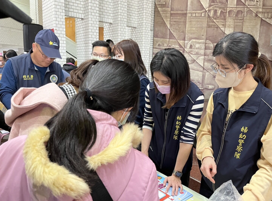 澎湖移民節慶祝活動中，澎警設攤宣導 防範網路交友詐騙