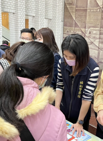 澎湖移民節慶祝活動中，澎警設攤宣導 防範網路交友詐騙