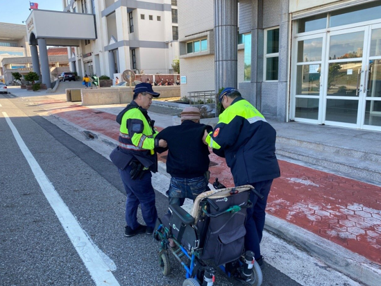 電動代步車故障，馬公分局文澳派出所警員護送八旬翁安全返家