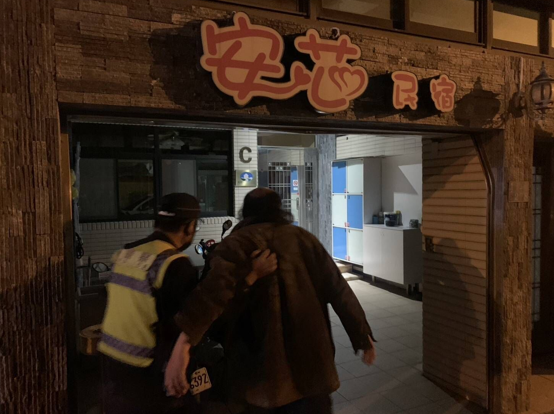 遊客醉倒超商門口 澎湖縣馬公分局文澳派出所警員協助返民宿