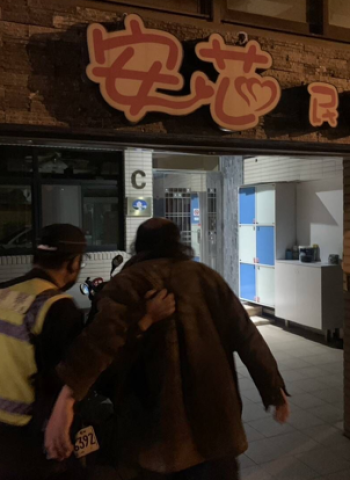 遊客醉倒超商門口 澎湖縣馬公分局文澳派出所警員協助返民宿