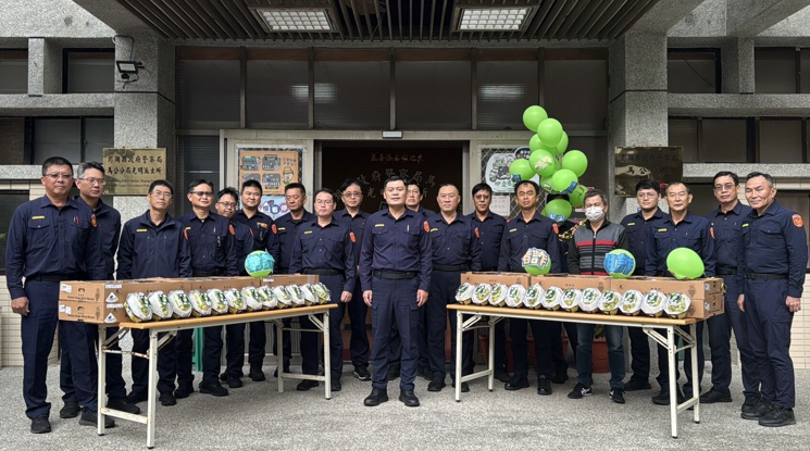 澎湖縣警民攜手防詐：麝香葡萄送暖，歲末防詐宣導活動啟動