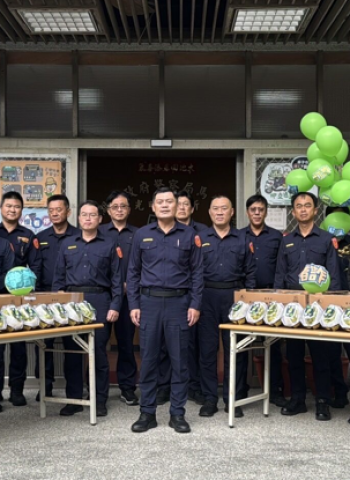 澎湖縣警民攜手防詐:麝香葡萄送暖,歲末防詐宣導活動啟動