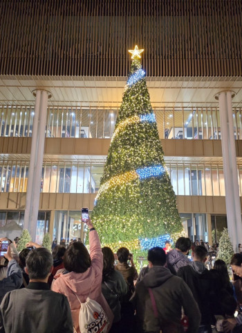 新總館聖誕樹首次嘗試綠能點燈,1/5前民眾可親自體驗運動發電