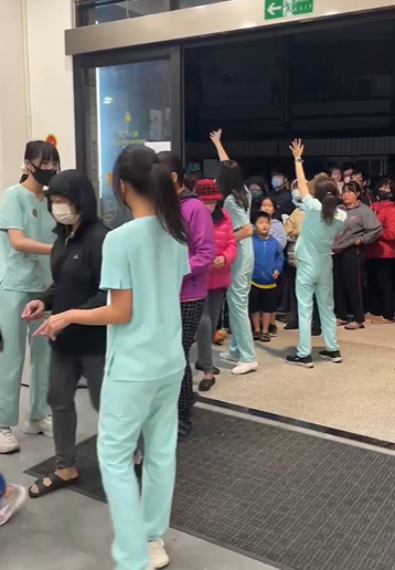 臺灣棒球隊感動全國！澎湖和沐診所院長陳豪騫醫師發碳烤雞排感謝鄉親