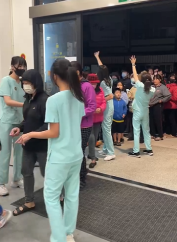 臺灣棒球隊感動全國！澎湖和沐診所院長陳豪騫醫師發碳烤雞排感謝鄉親