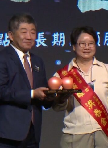 澎湖縣社會扶助關懷協會照顧服務員洪春金獲衛福部「社區金點英雄個人獎」表揚
