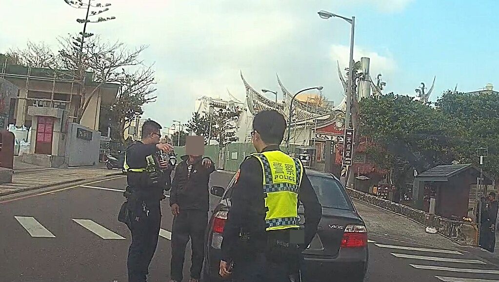 澎湖縣馬公警方熱心協助 協助拋錨駕駛脫困