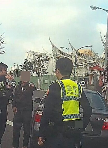 澎湖縣馬公警方熱心協助 協助拋錨駕駛脫困