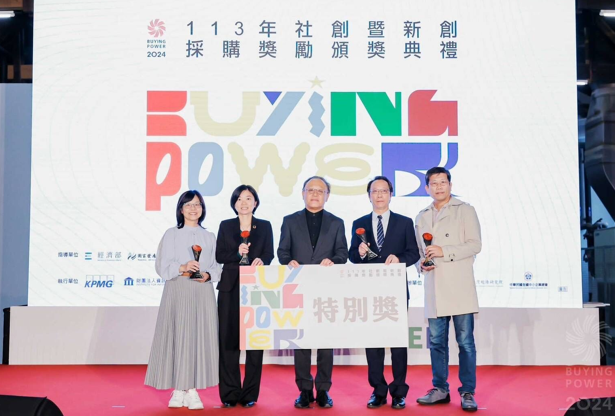 澎湖縣政府首創復康巴士配置AED 確保生命安全 並獲經濟部公務創新獎