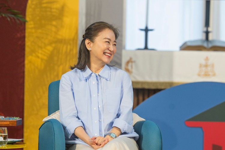 林青霞罕見公開現身香港中文大學崇基學院講座　優雅氣質吸引3000人到場