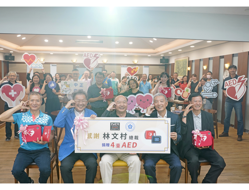 國立中正大學名譽博士林文村總裁捐贈AED　由校長蔡少正代表受贈　全面提升急救能量配置　建構全方位校園生命守護網