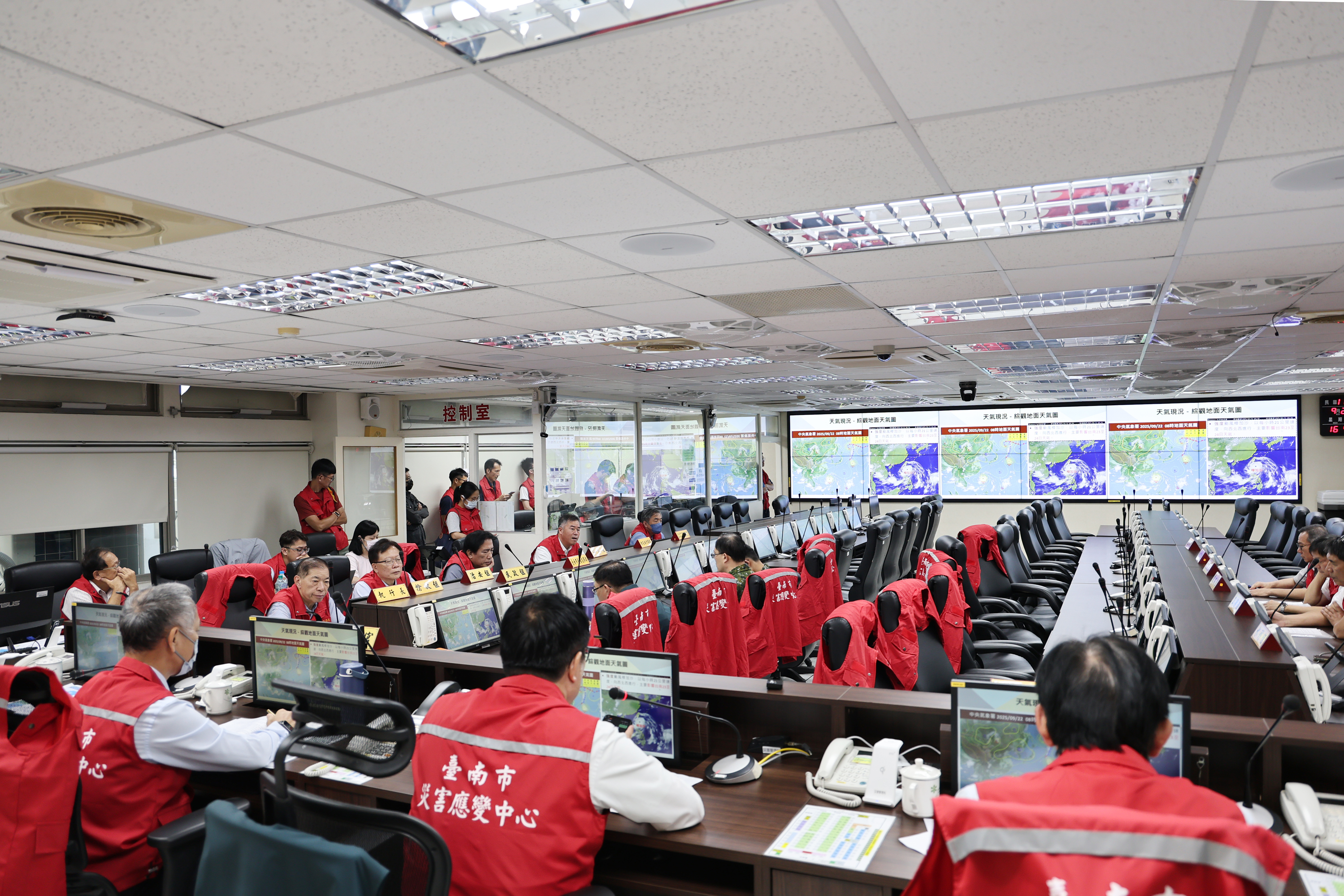 颱風樺加沙逼近　南市府召開防颱工作會議   黃偉哲心繫災民住居安全