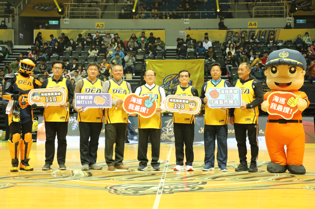 海巡署與中信特攻聯手開球！署長張忠龍強力宣導海上安全與反毒任務