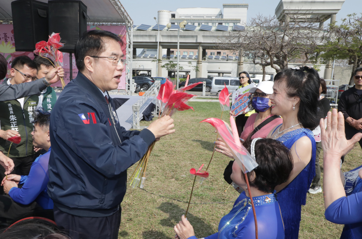 2025國際婦女節盛大慶典！臺南市長黃偉哲出席活動致贈火鶴花感謝女性朋友