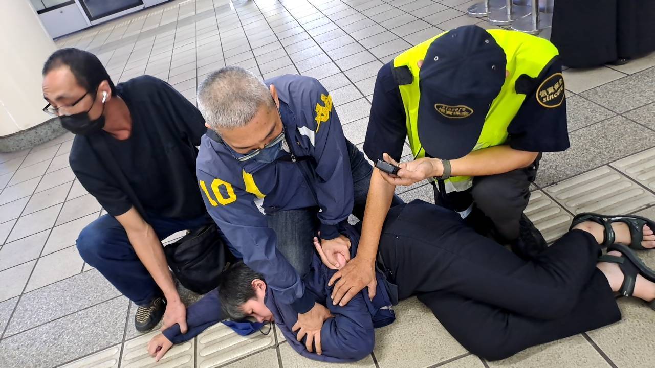 捷運板南線驚魂一刻！新埔站兩人遭砍傷，行凶女子被乘客制服逮捕