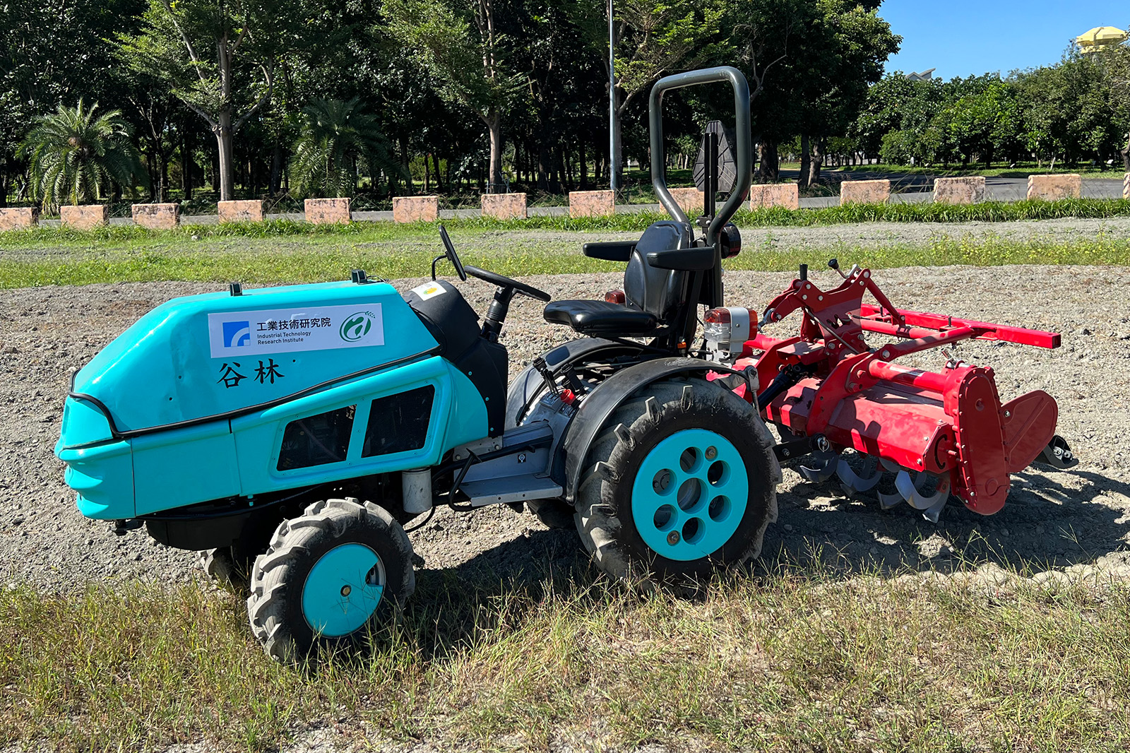 推動臺灣農業減碳新未來 工研院開發首台全國產小型電動曳引機