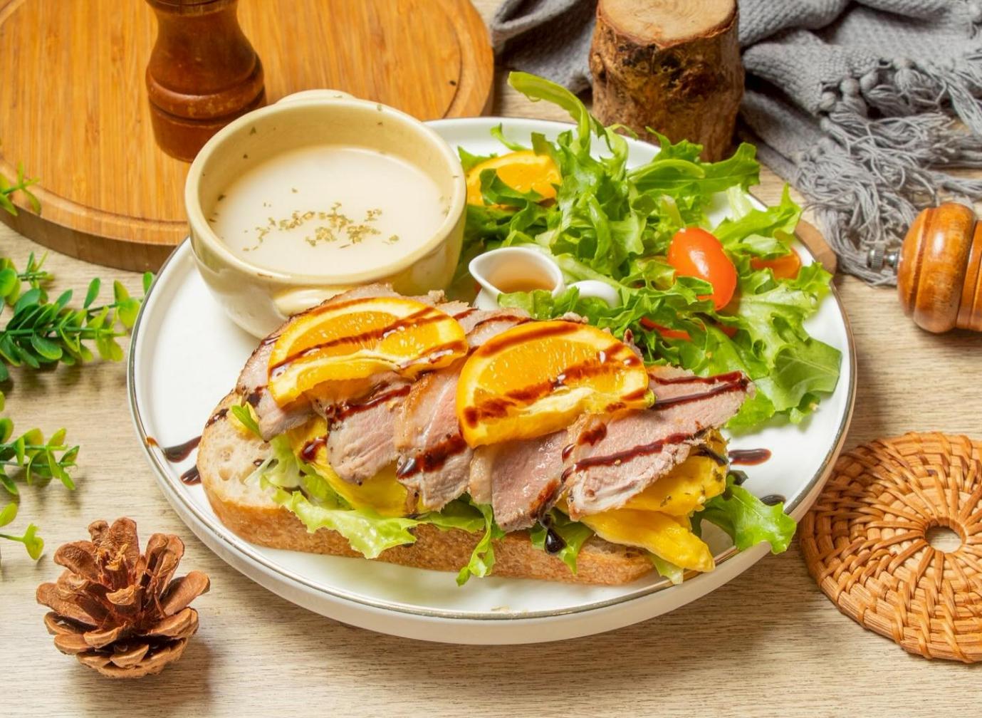 板橋必訪下午茶餐廳 輕食拼盤好拍又好吃 親子寵物都能自在同行