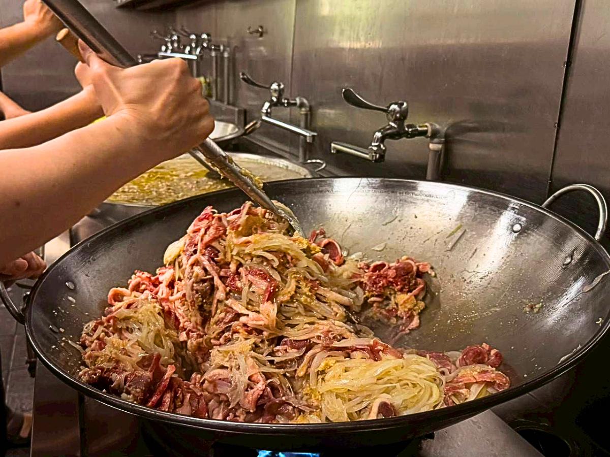 三重人氣鴨肉羹 湯頭清甜蒜香濃厚 搭上招牌滷味各式小菜太過癮