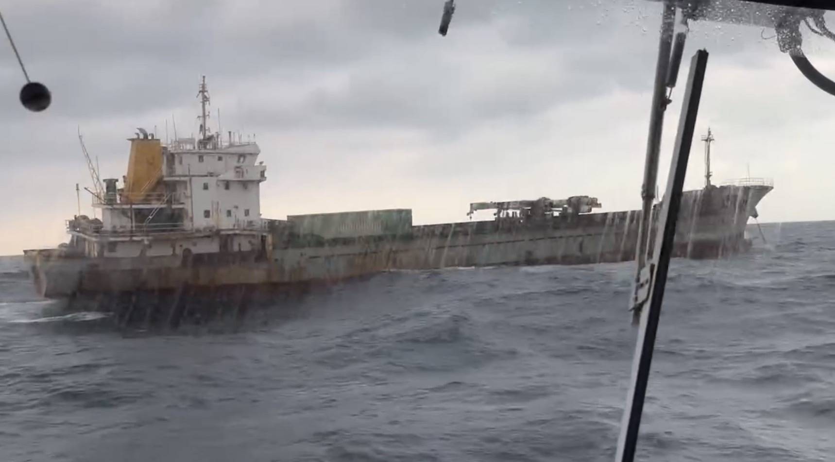 野柳海域電纜突損壞！海巡署速派艇攔截喀麥隆籍貨船「SHUNXIN39」查明真相