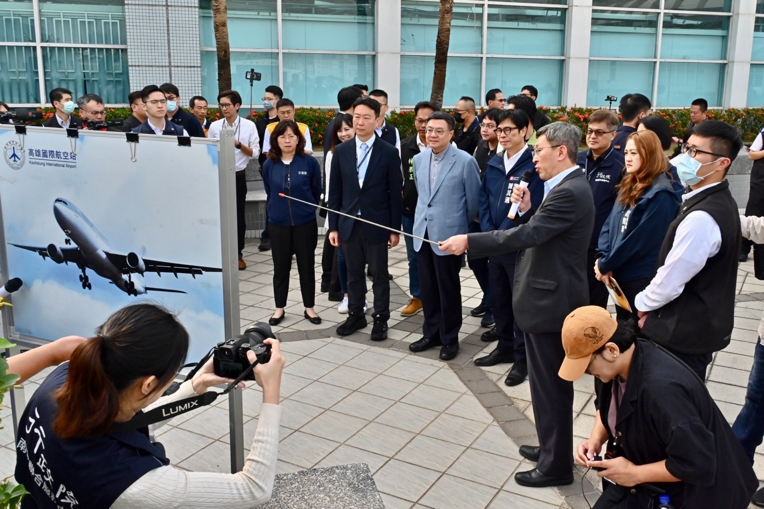 卓揆視察高雄小港機場新航廈建設，2032年首期完工助力南北雙空港計畫