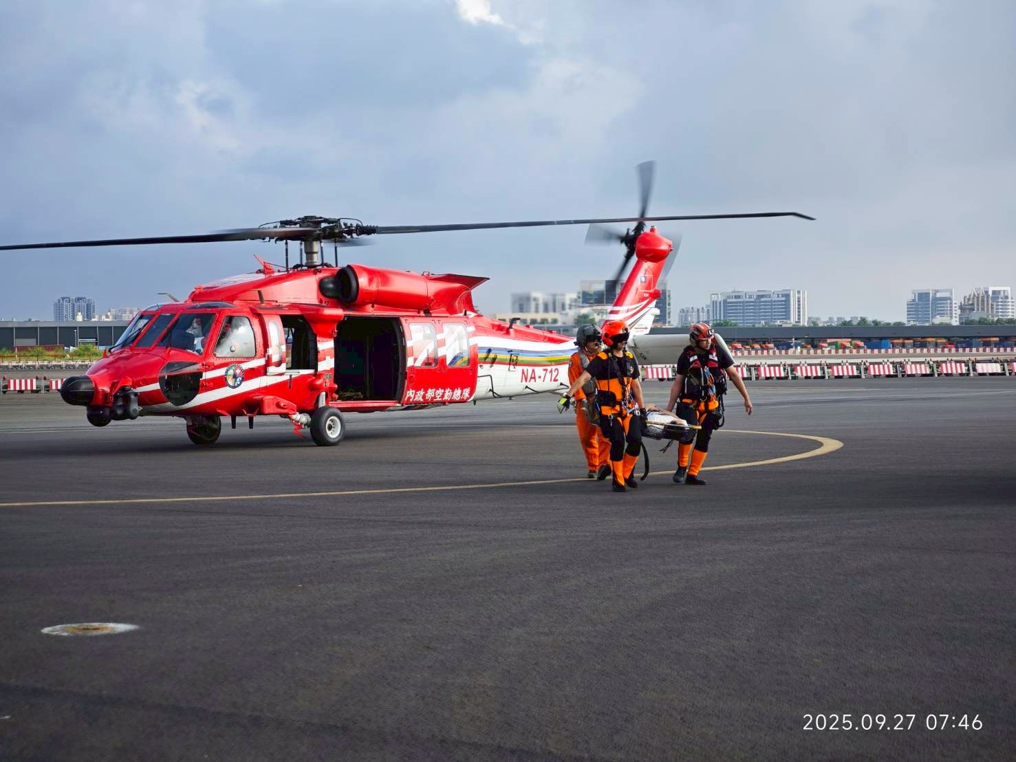 海巡署空勤吊掛緊急救援 成功救援中國籍船員 展現海上兩岸人道救援
