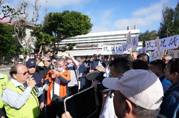 臭味、濃煙壟罩湖西鄉！澎湖紅羅掩埋場大火引爆環保怒潮　縣長陳光復：責任由縣府承擔，我向所有鄉親道歉