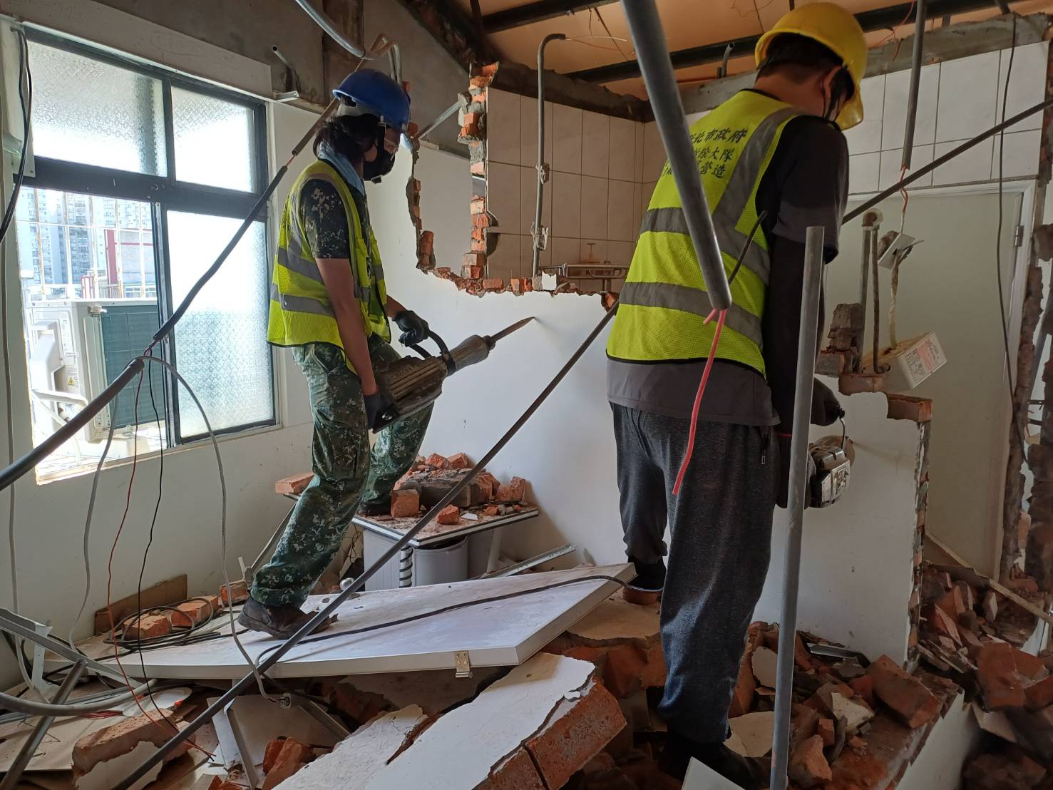 違法頂加隔套房出租牟利引關注　新北市府強制拆除收費逾300件防堵公安風險