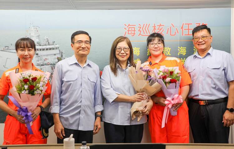 管碧玲主委登艦慰勉海巡巾幗　強調打破性別限制打造尊嚴職場