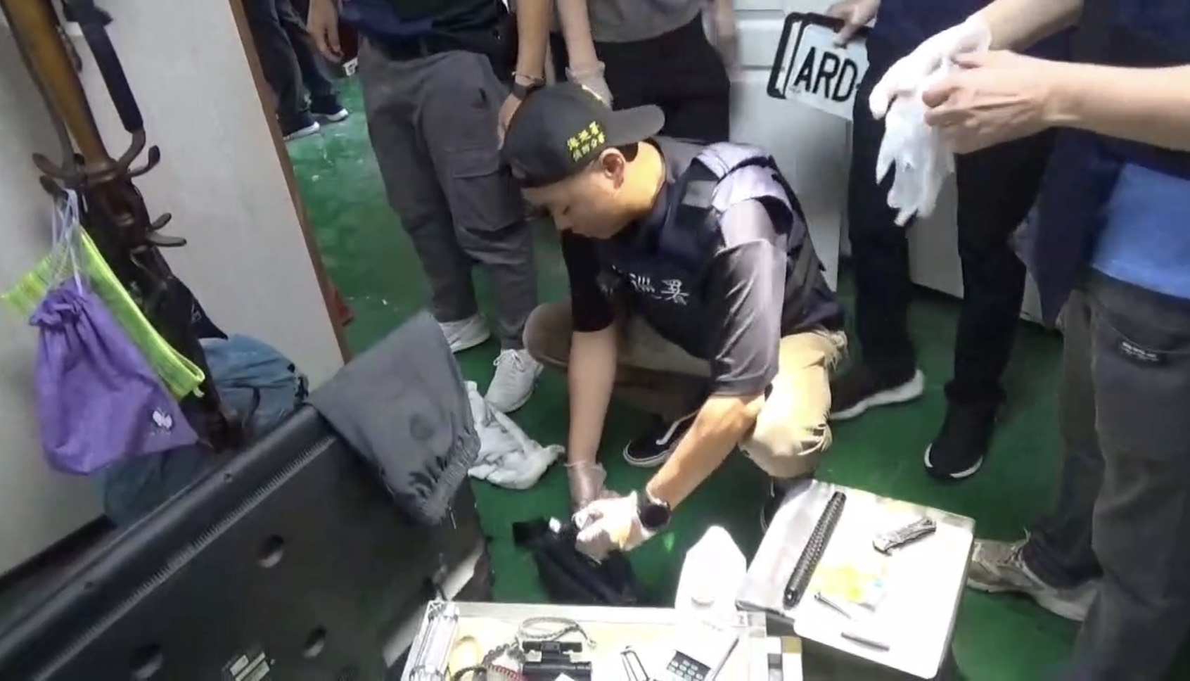 海巡署、警方冒雨執行突擊、查獲槍毒違禁物品　霹靂小組強勢攻堅高雄工寮犯罪網