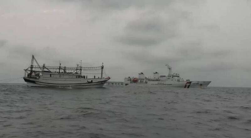 海巡署雙艦執行搜救行動　成功接駁漁工全力擴搜失聯船長