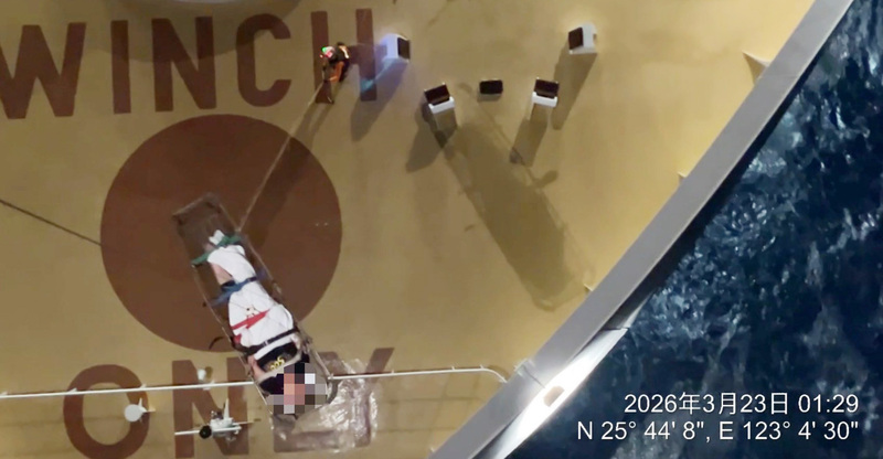 外籍郵輪驚傳臺籍旅客急性中風　海巡署空勤深夜迅速吊掛成功執行救援任務