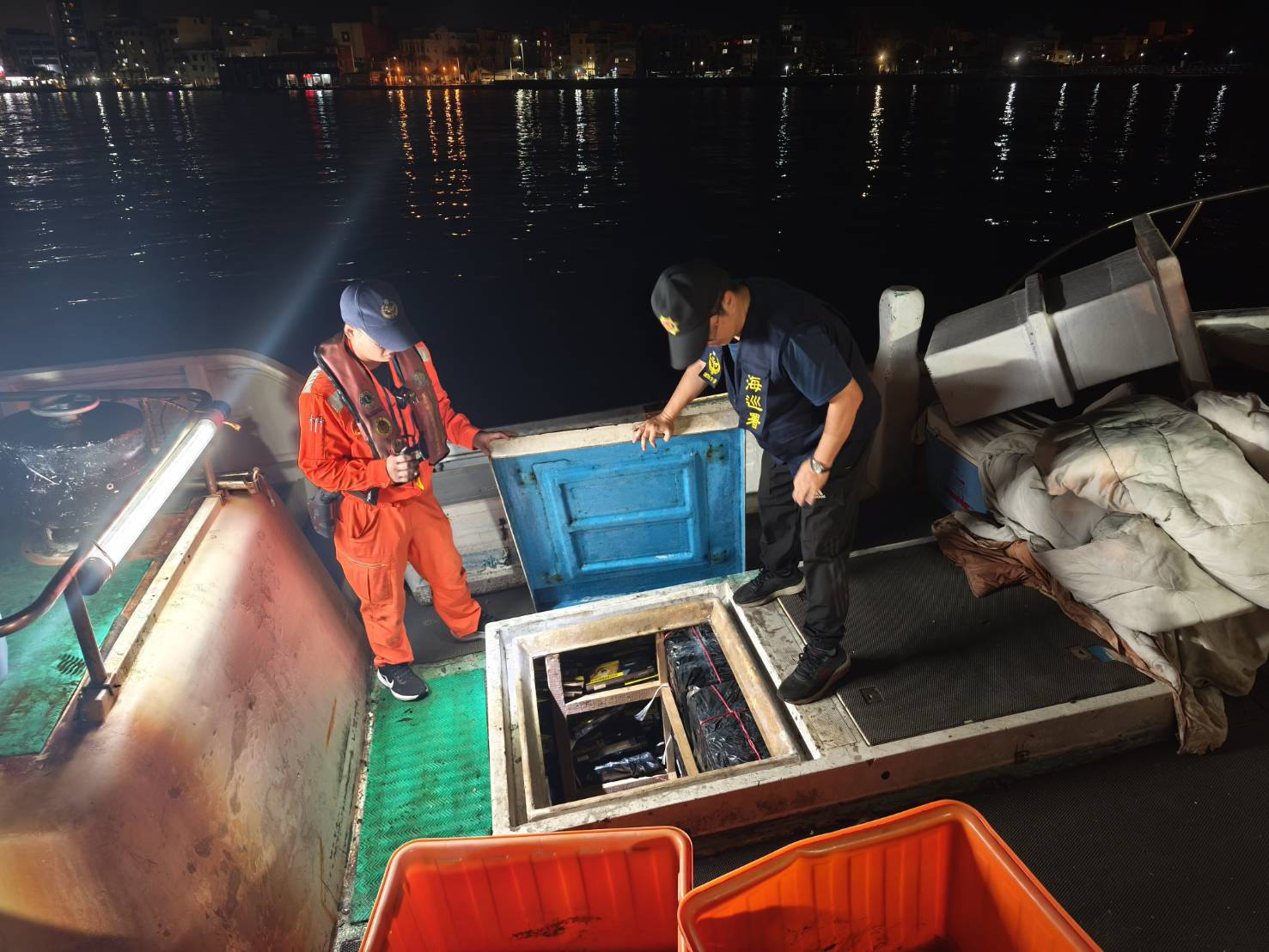 海巡緝私行動成功！屏東漁船暗夜駛入高雄港遭攔查　81,500包未稅菸曝光　涉案金額高達600萬