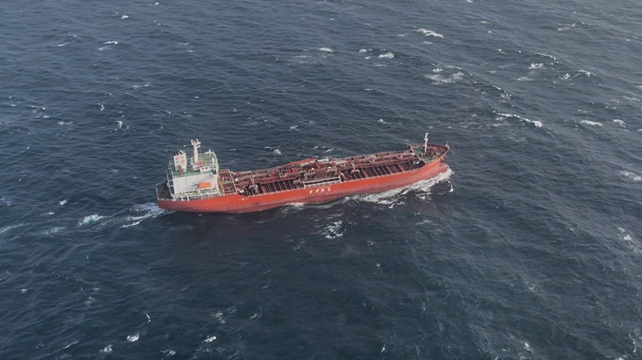 海巡署展現救人無疆界！臺籍化學輪船員海上身體不適空勤直升機吊掛後送醫