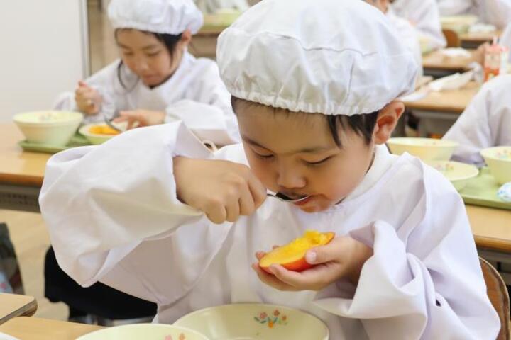臺南市長黃偉哲推動臺南愛文芒果前進日本　山口縣防府市學童繪製感謝畫冊深化臺日交流