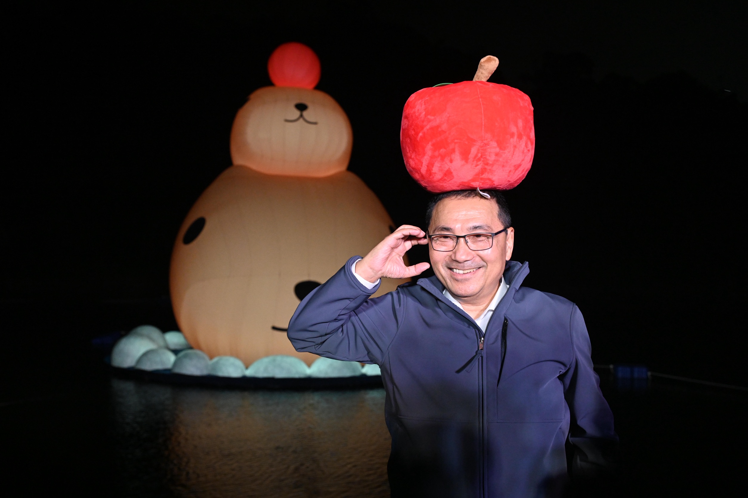 「呆在碧潭の水豚君」12公尺裝置首次亮相 市長侯友宜：用療癒創意共賞水岸美景