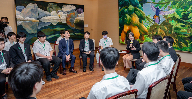 蕭美琴副總統接見成功高中師生　鼓勵積極參與公共事務與深化學習體驗