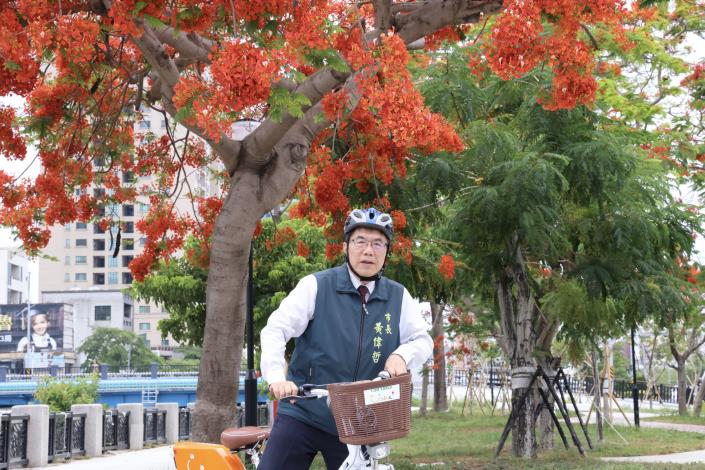 臺南最美初夏路線曝光　百年好河迎初夏！臺南市長黃偉哲騎單車漫遊安平運河　邀民眾體驗低碳賞鳳凰花微旅行