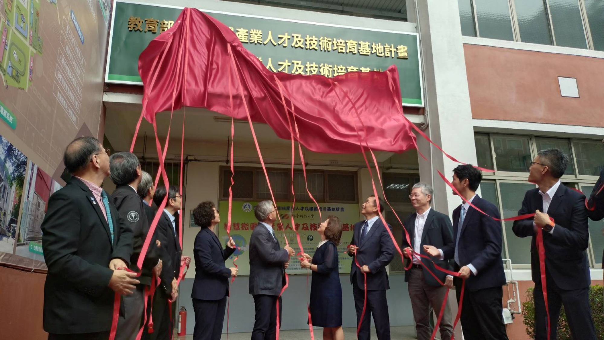 因應淨零轉型浪潮　南臺科大完成智慧微電網基地揭牌　厚植綠能人才培育與未來再生能源技術