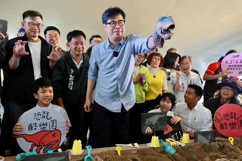 高雄兒童節亮點曝光！恐龍酷樂園登場　陳其邁市長親自體驗