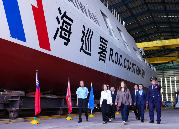 管碧玲見證海巡署安平級巡防艦最終艘「東港艦」命名下水　強化臺灣海防再添新戰力