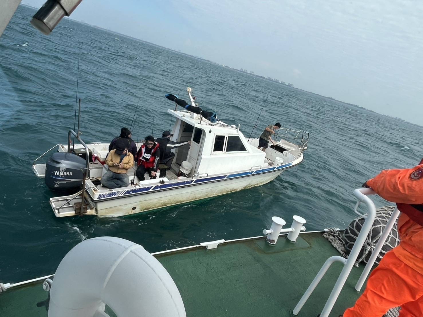 臺南海巡署艦隊馳援！自用小船失去動力 五人驚險回港
