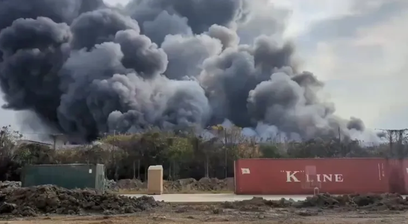 2年內第3次！臺南柳營廢塑膠紡織工廠全面燃燒，消防局動員23車51人投入救援