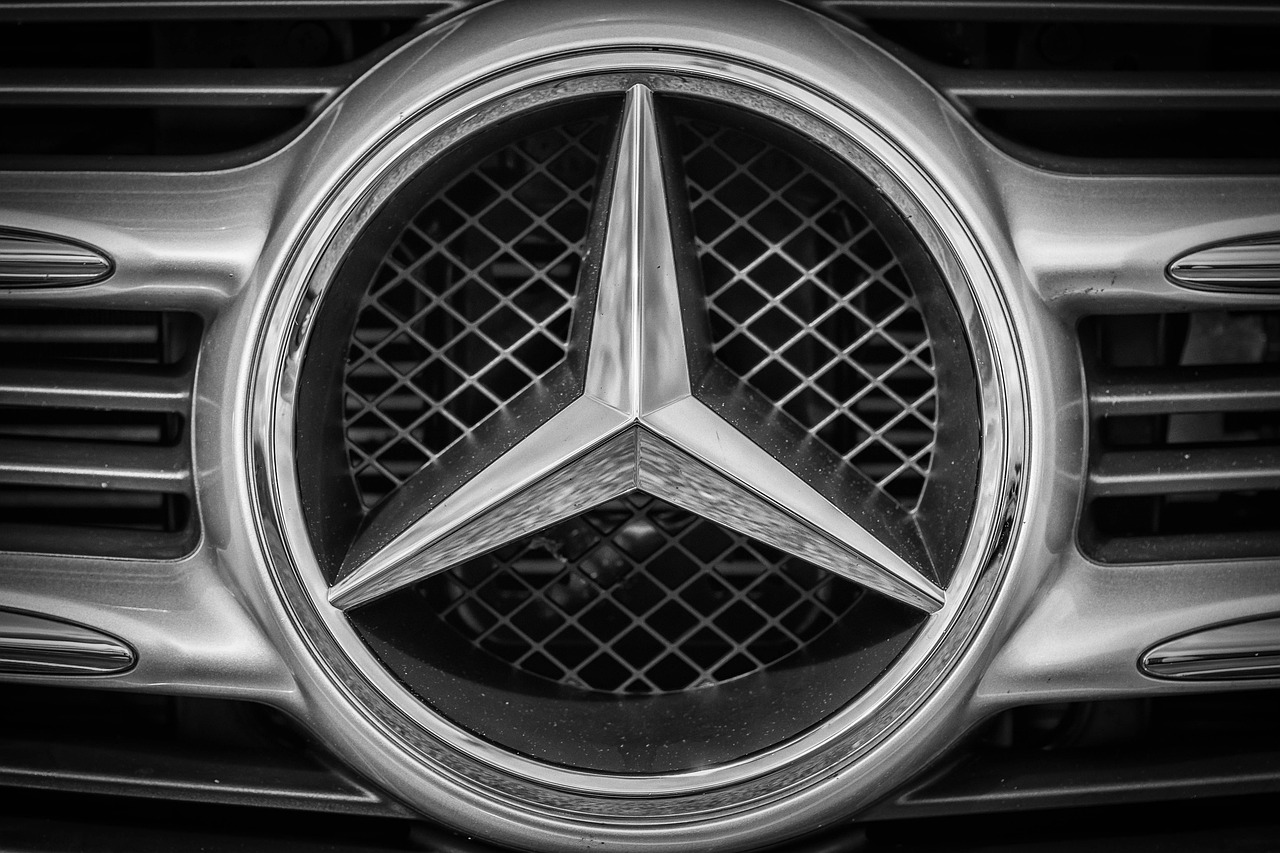 賓士車標製造商破產！電動車需求急降，歐洲供應鏈陷入危機