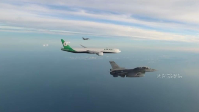 臺灣棒球制霸!空軍F-16V高規格伴飛 迎接12強國手凱旋!