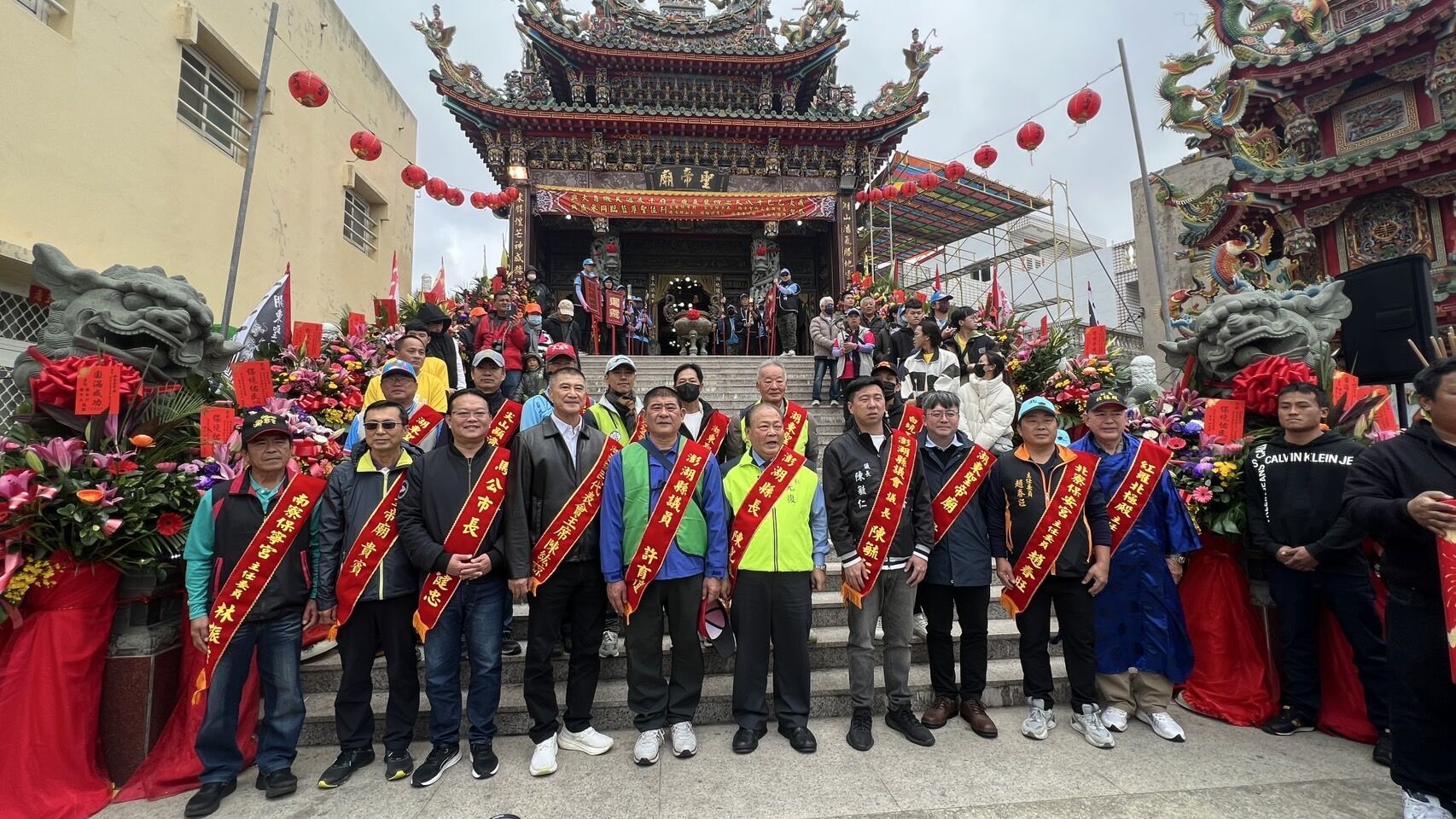 澎湖湖東聖帝廟王船出巡，陳光復縣長點起馬炮為地方祈求平安