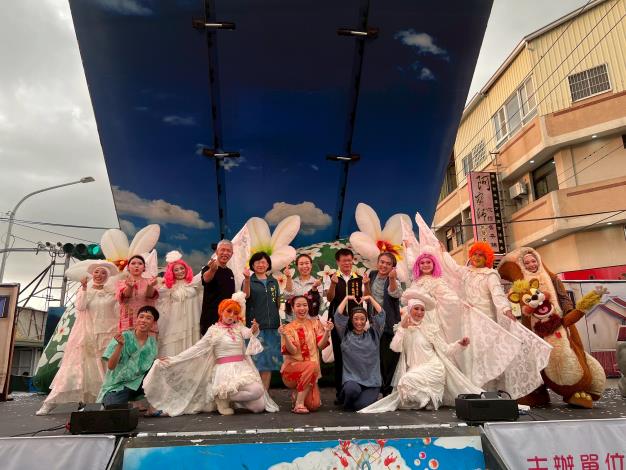 臺南市長黃偉哲力推育兒政策！紙風車《寶莉回家》學甲熱演全場歡笑不斷