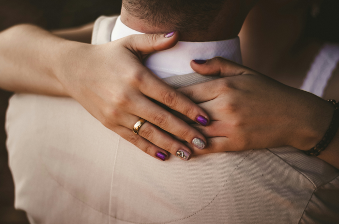 人妻抓包丈夫出軌姊妹！怒點燃下體 持刀攻擊遭警方逮捕