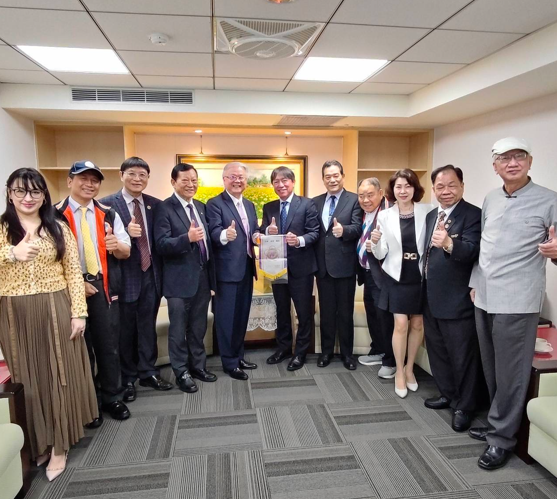 川普對等關稅重創全球經濟，重整供應鏈帶來危機與商機，世界簡姓宗親總會關注臺灣農業金融應對策略