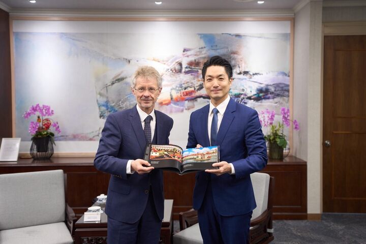 蔣萬安市長會晤韋德齊參議長、深化臺北與捷克交流合作　哈維爾長椅象徵民主連結